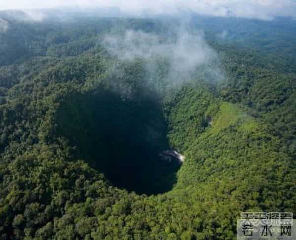南非金伯利钻石矿坑,不想死就离远点!盘点全世界最诡异最恐怖的地坑