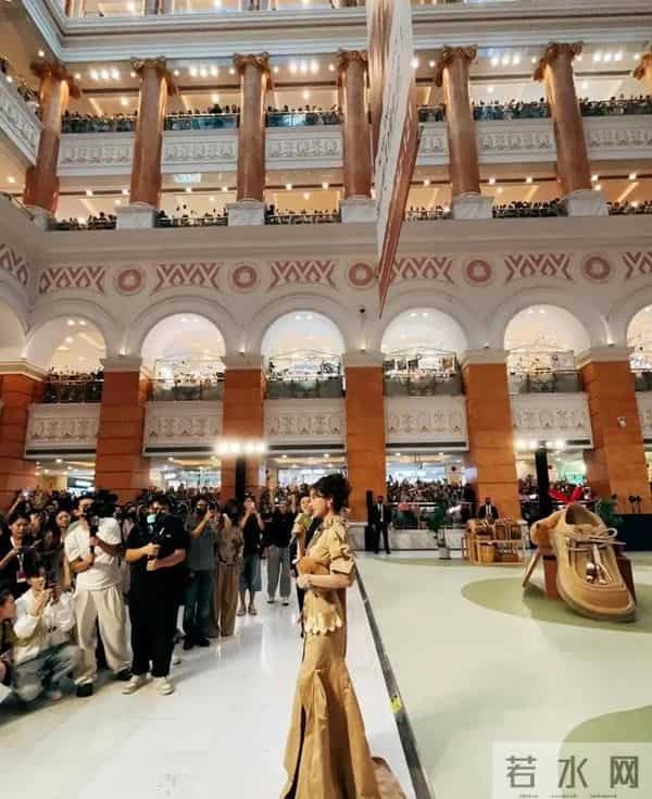 严重走光,Baby穿蕾丝短裙直播，“走光”截图被疯传，全程微笑、看着好卑微