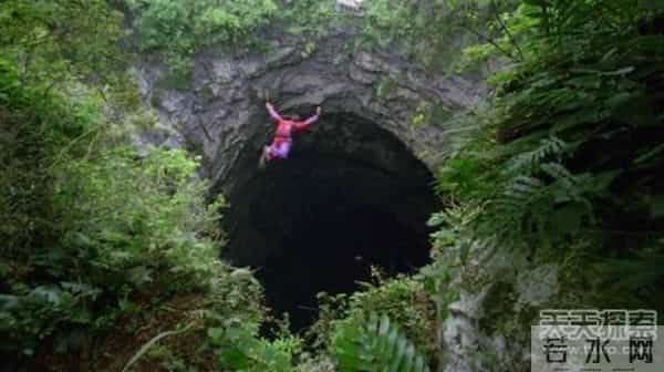 南非金伯利钻石矿坑,不想死就离远点!盘点全世界最诡异最恐怖的地坑