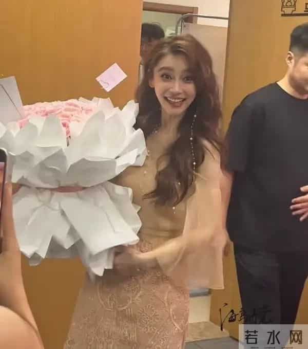 赵丽颖走光,Baby穿蕾丝短裙直播,“走光”截图被疯传,全程微笑、看着好卑微