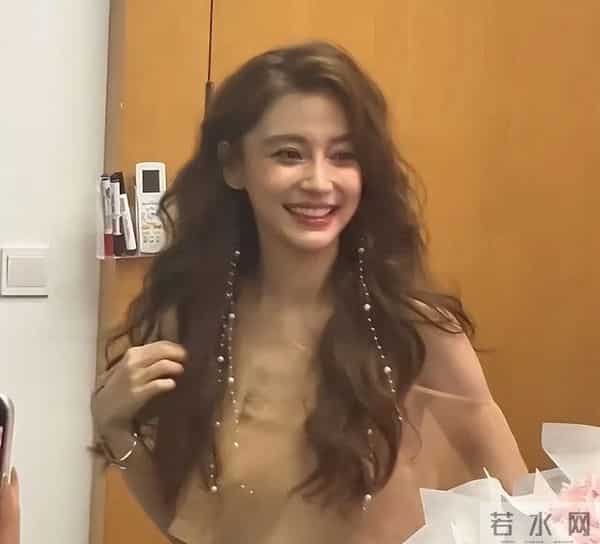 赵丽颖走光,Baby穿蕾丝短裙直播,“走光”截图被疯传,全程微笑、看着好卑微