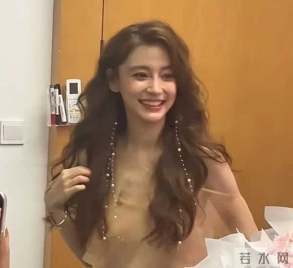 严重走光,Baby穿蕾丝短裙直播，“走光”截图被疯传，全程微笑、看着好卑微