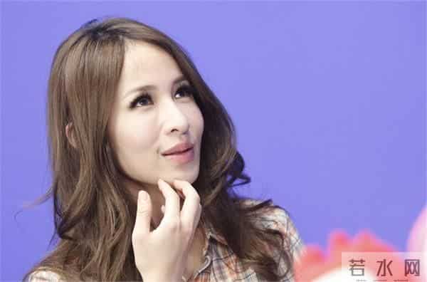 萧亚轩遭软禁,胡夏演出被金主欺负逼迫重唱飙泪 萧亚轩遭软禁成龙一个电话摆平