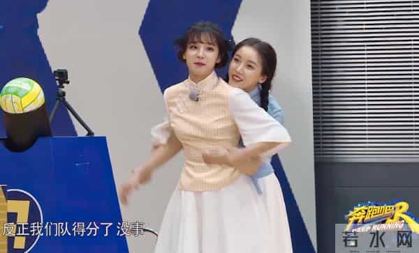 黄旭熙宋雨琦恋爱,为了抢到球，宋雨琦从背后抱住郑恺，黄旭熙反应暴露两人私下关系