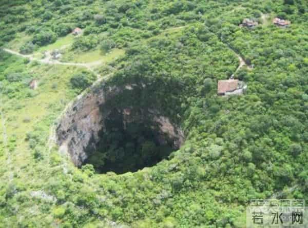 南非金伯利钻石矿坑,不想死就离远点!盘点全世界最诡异最恐怖的地坑