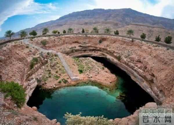 南非金伯利钻石矿坑,不想死就离远点!盘点全世界最诡异最恐怖的地坑