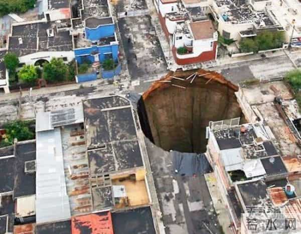 南非金伯利钻石矿坑,不想死就离远点!盘点全世界最诡异最恐怖的地坑