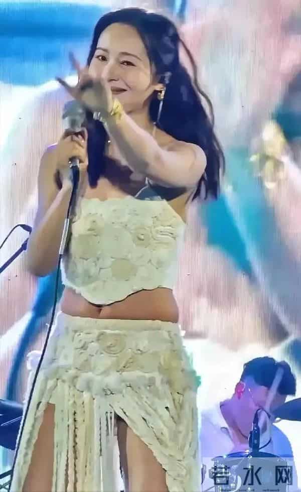 江一燕这腰非得要露出来吗?腰上这一圈肉还挺让人出戏