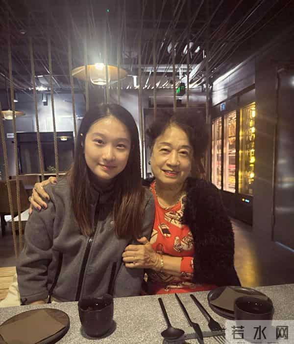 马伊琍17岁大女儿文君竹和姥姥一起聚餐,她化着淡妆,皮肤非常好