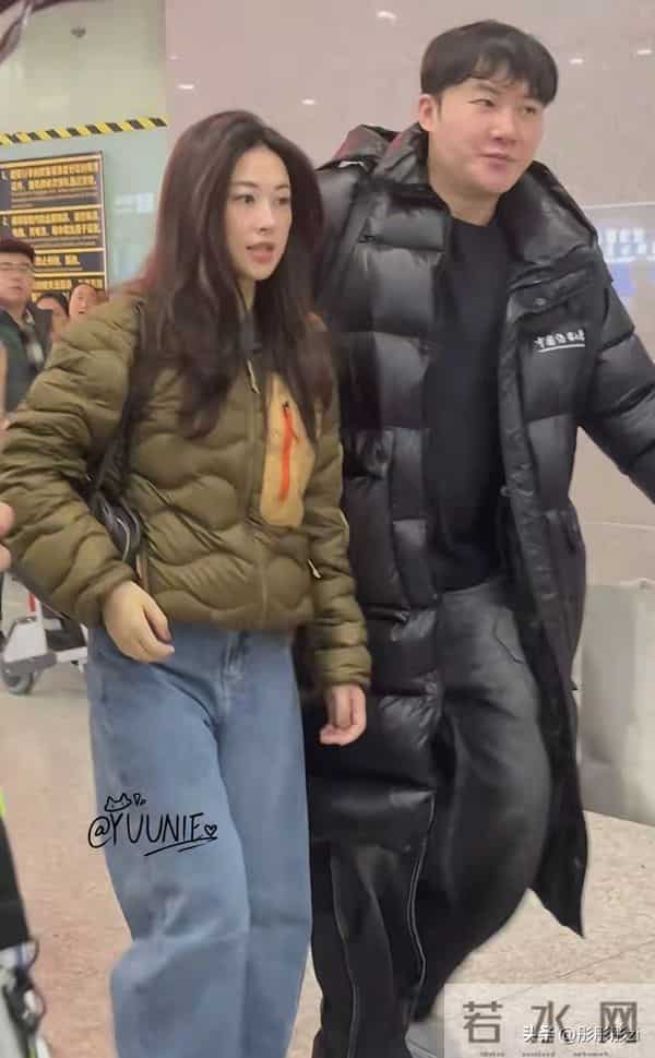 朱珠机场被偶遇太吸睛!吐司羽绒服配牛仔裤,人美穿搭随性也惊艳