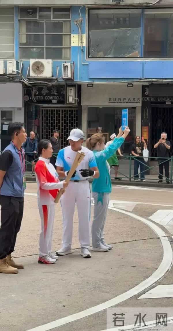 何超琼戴大钻石耳饰很华丽,她的头发白了,她和何超盈女儿合影