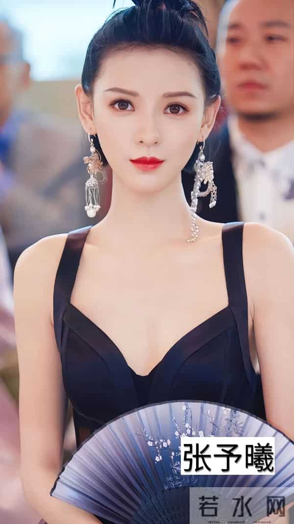 深V才是必杀技!姐姐一弯腰,全场心跳都漏拍