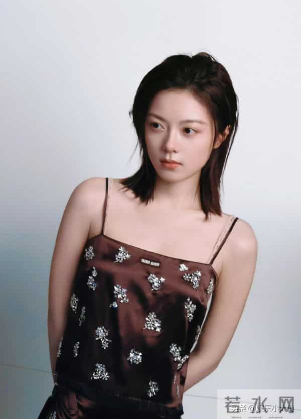 赵今麦今日新物料释出,穿吊带印花连衣裙,妆容淡雅又美又瘦!