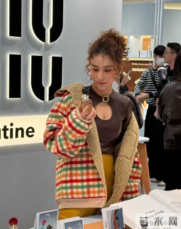 何超莲参加上海miumiu活动,穿格子外套配超短裙,羊毛卷发型好美