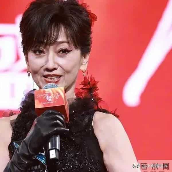 北京这一天71岁赵雅芝生图曝光,鱼尾纹,法令纹藏不住却还在扮嫩