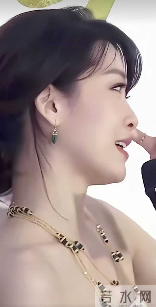 周丽淇真是360度的美,眼睛有特点,会放电,皮肤也是白皙无暇