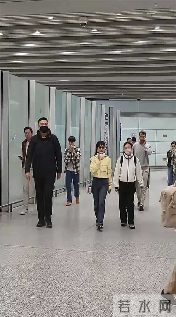 72岁的赵雅芝近照曝光,手背青筋爆出,有大肚腩,走路像个老太太