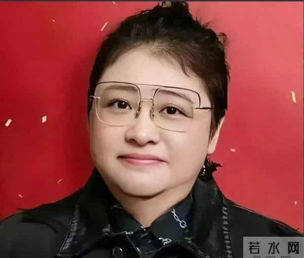 曾经韩红自曝大学时是校花,看看她年轻时的照片,身材纤瘦