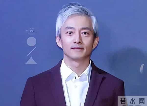 前最帅央视主持人复出,56岁已满头白发,回应身价百亿总裁传闻