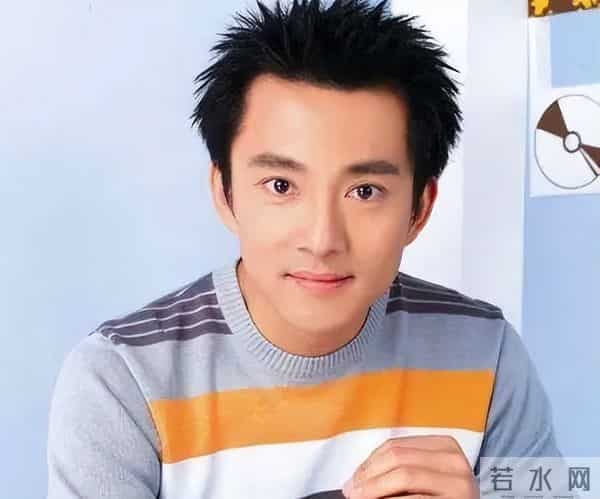 前最帅央视主持人复出,56岁已满头白发,回应身价百亿总裁传闻