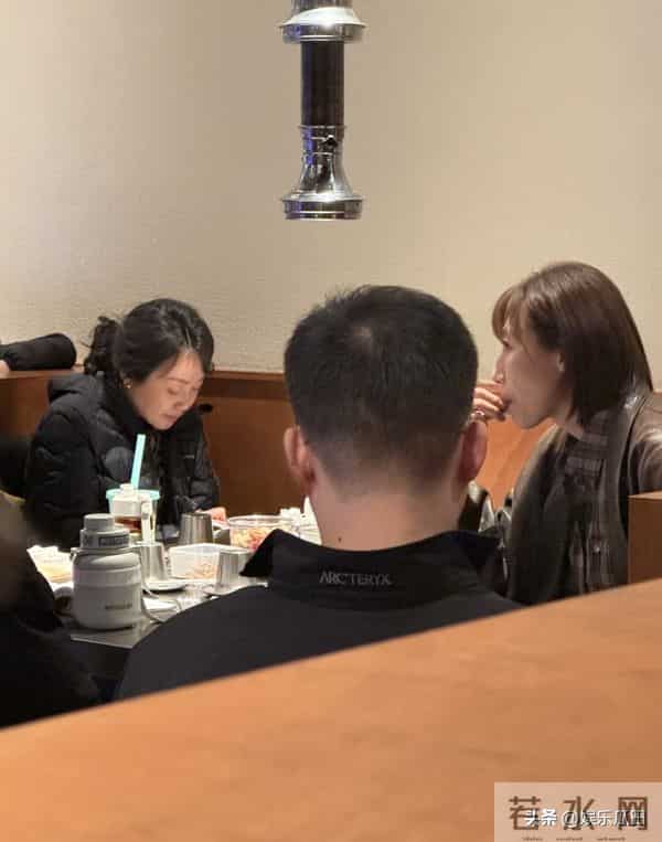 网友在沈阳烤肉店偶遇闫妮 她私下状态松弛 嗑着瓜子吃着烤肉超惬意