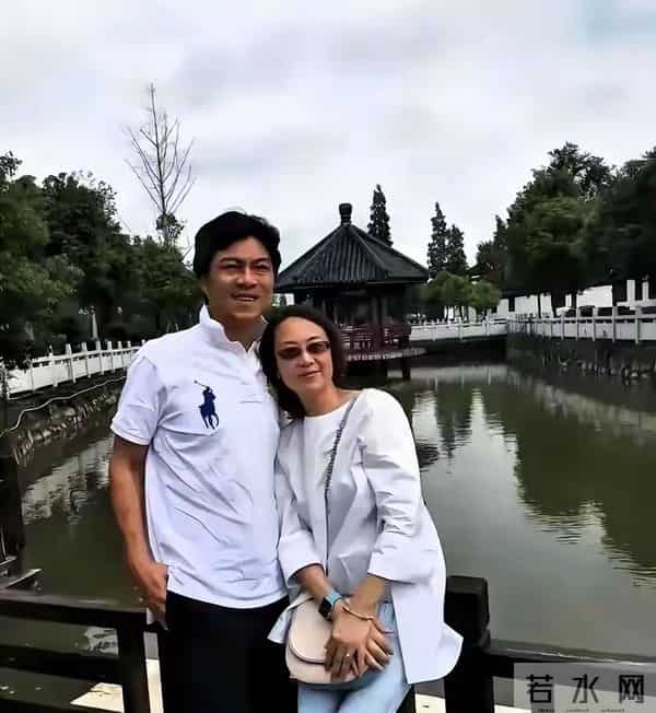 娶了著名女演员37年，生下2个漂亮女儿，如今61岁活成人生赢家