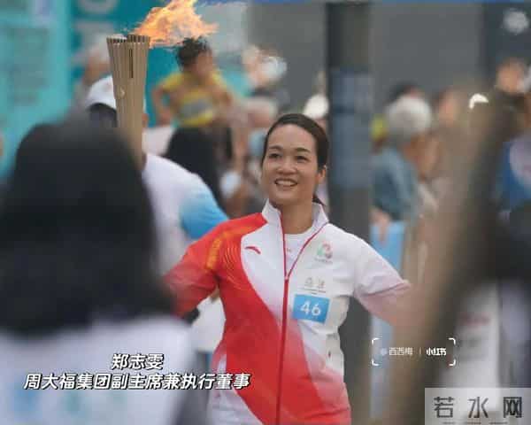 何超琼戴大钻石耳饰很华丽,她的头发白了,她和何超盈女儿合影