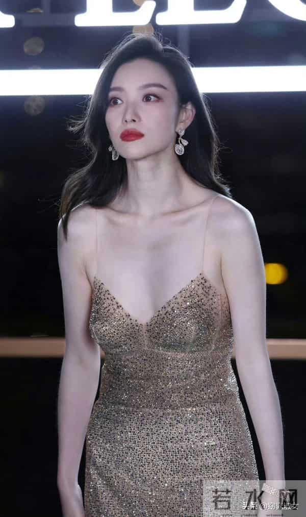 演员倪妮生图状态，大骨架，排骨胸挂不住肉，瘦的吊带裙撑不起来