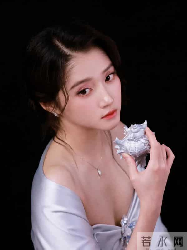 27岁关晓彤最新美照大胆的低胸裙真性感！