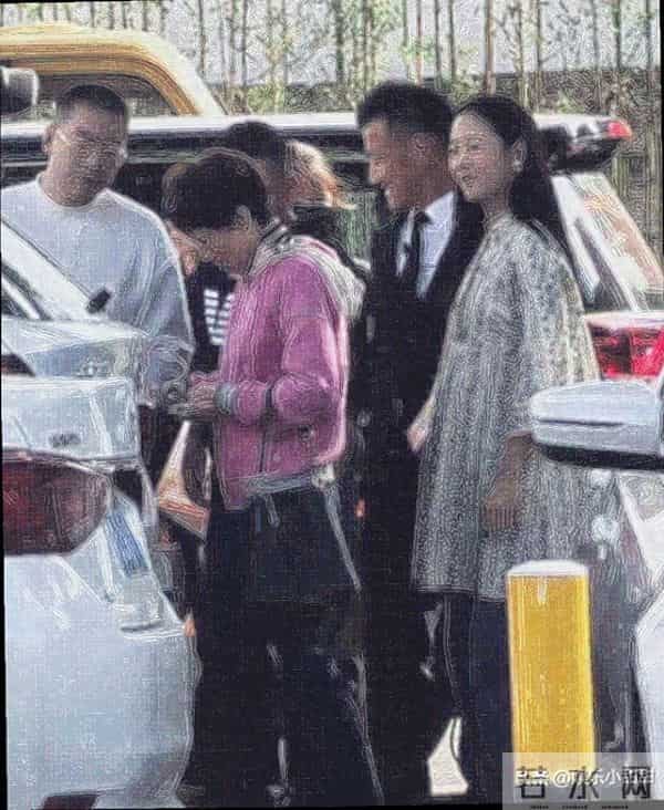 42岁江一燕离婚后归隐绍兴故乡，素面憔悴，母亲暖心陪伴左右！