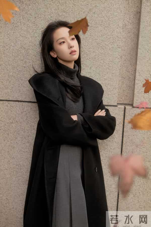 女星陈都灵与秋风约会:谱写梦幻篇章!