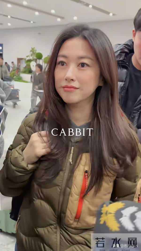 朱珠机场被偶遇太吸睛!吐司羽绒服配牛仔裤,人美穿搭随性也惊艳