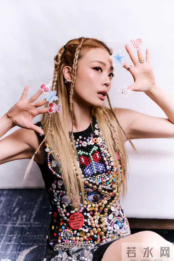 容祖儿居家私房美拍,牛仔筒靴又酷又美