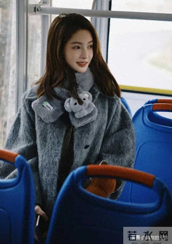 34岁金晨增肥后大变样，穿灰色大衣坐公交像少女，美得像换了个人