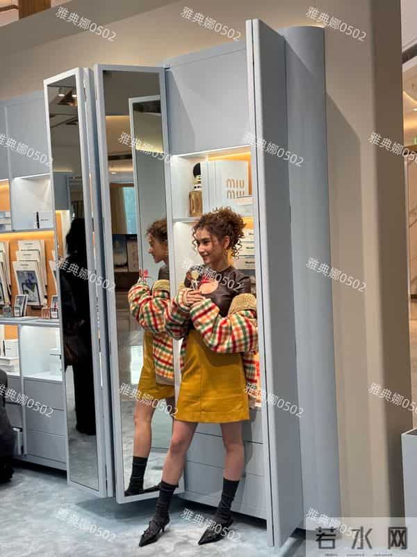 王诗龄何超莲同框,王诗龄虽衣服成熟但胜在年轻何超莲发型显老气