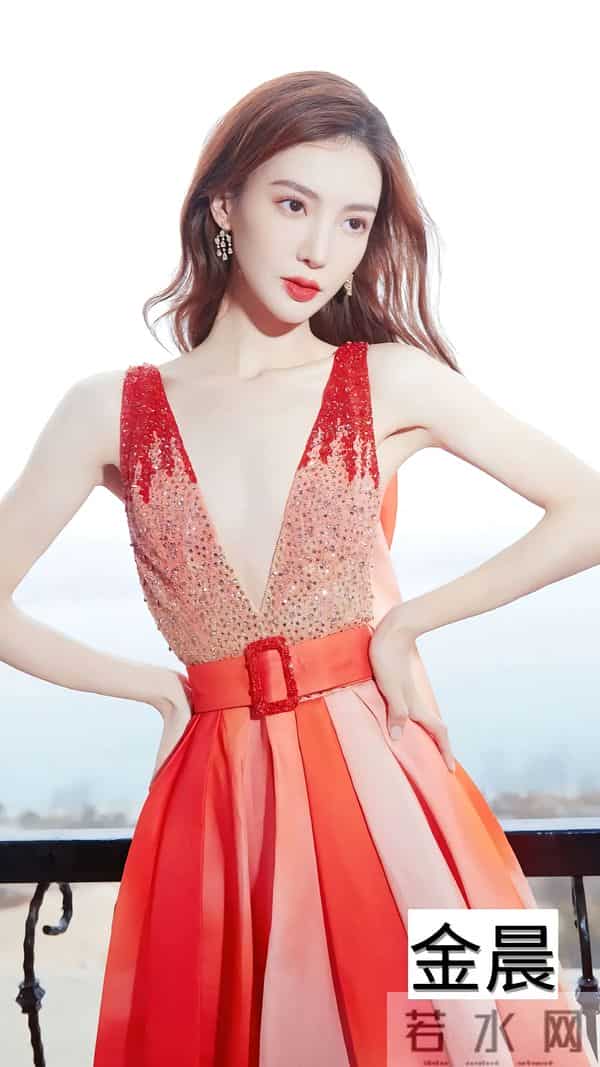 深V才是必杀技!姐姐一弯腰,全场心跳都漏拍