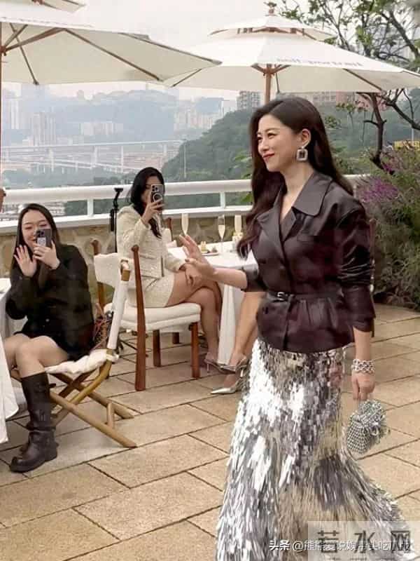 41岁朱珠在重庆和朋友聚会，穿着亮片裙脚踩高跟鞋，打扮贵气十足