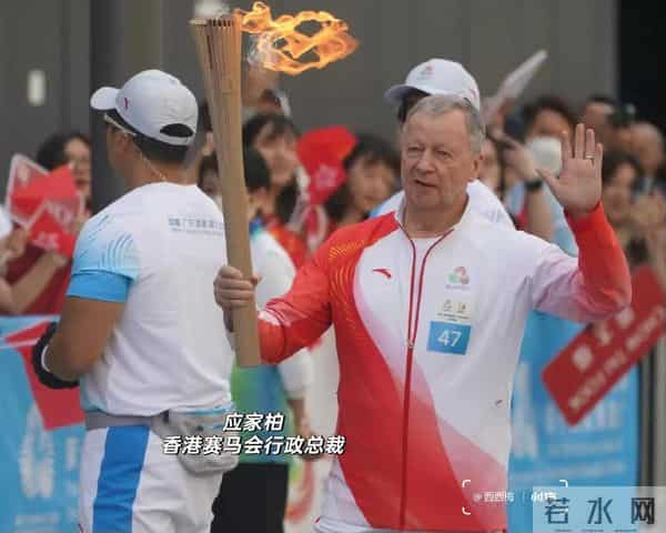 何超琼戴大钻石耳饰很华丽,她的头发白了,她和何超盈女儿合影