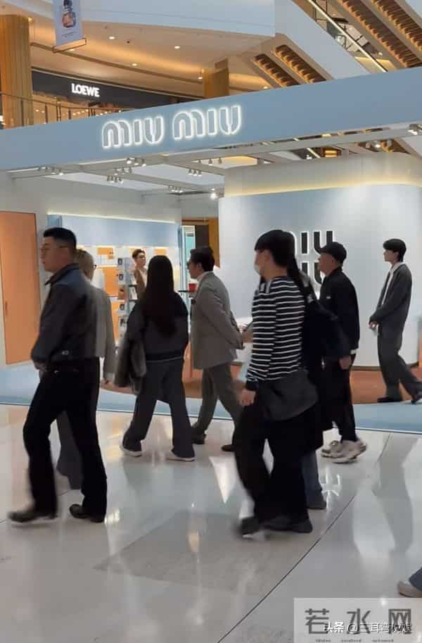 王诗龄现身上海参加活动，这次衣服穿对了，与何超莲同框好养眼