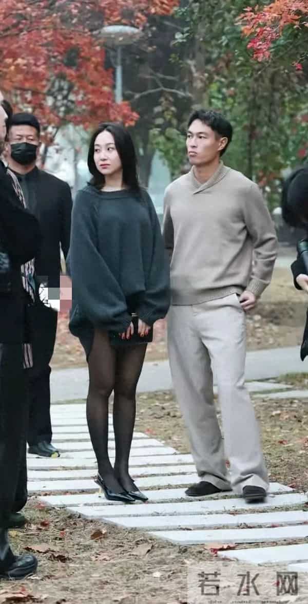 杨佑宁老婆看着好自然，气血很足的美，感觉很旺夫，穿搭真潮流