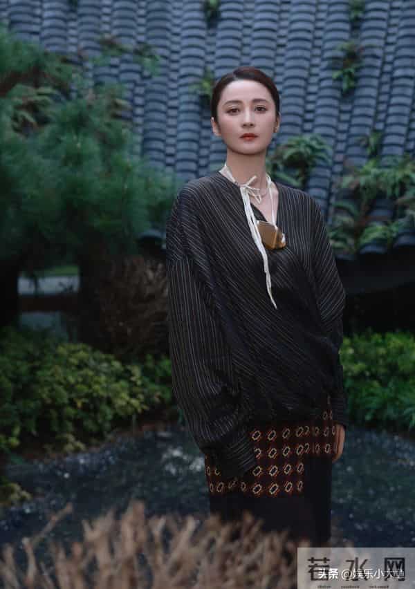 蒋勤勤出席电影大数据荣誉之夜，竖条纹中式衣，红唇点缀更显风情