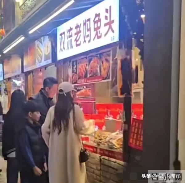 张兰与亲家母同框，祖孙三代游成都，一家团圆好幸福，孩子也开心