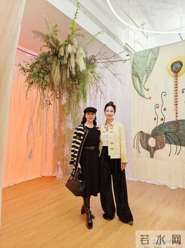 杨采钰和妈妈合照曝光，杨妈妈漂亮又有气质，看起来好年轻。