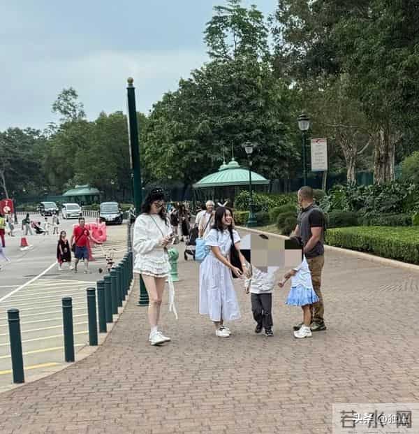 迪士尼偶遇何猷君一家,4岁女儿背1.7万挎包,奚梦瑶本人美到失语