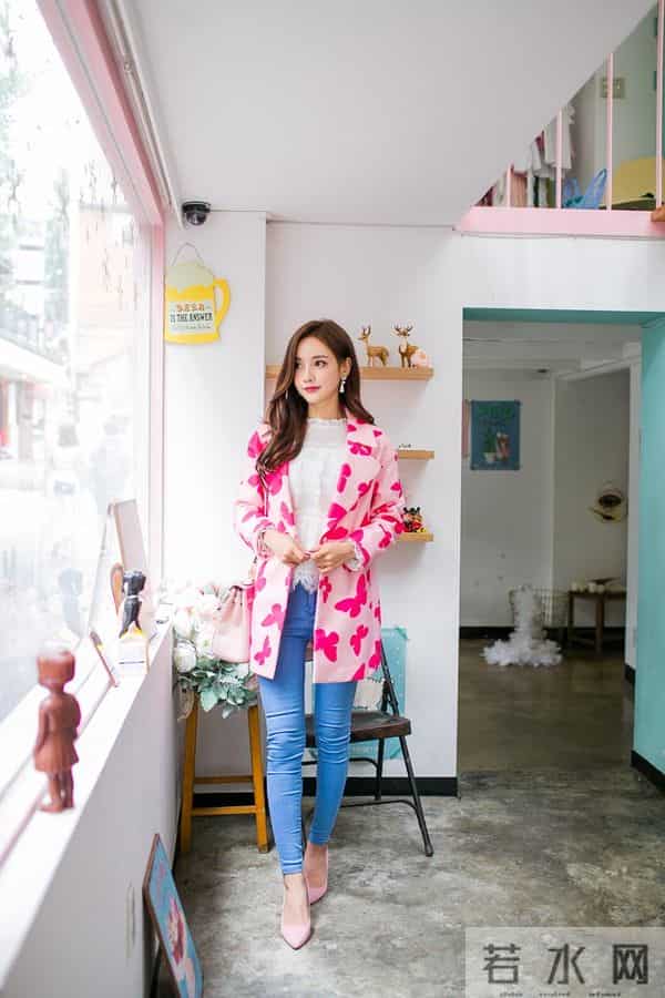 孙允珠 粉色蝴蝶呢大衣