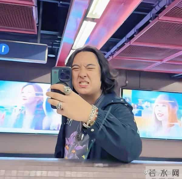 吴镇宇17岁儿子费曼在香港被偶遇,他打扮普通,头发乱糟糟的 不帅