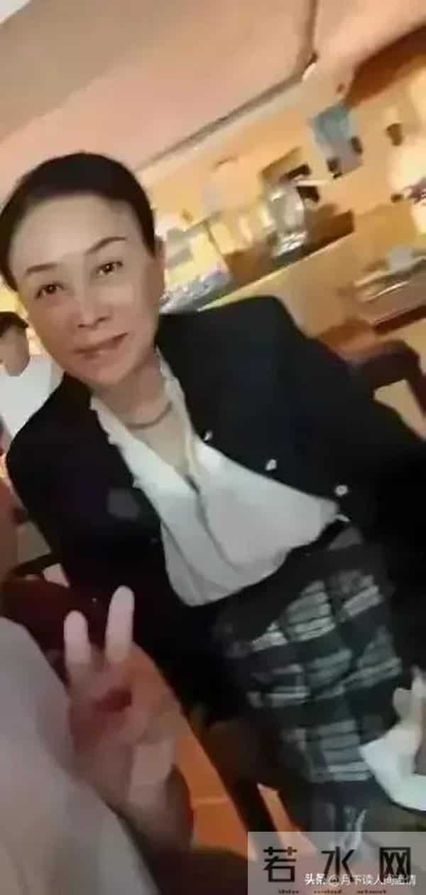 57岁那英现身国外就餐，素颜曝光真实状态，真成五旬老太了