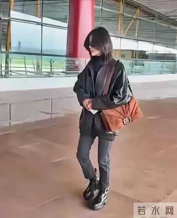 网友街头偶遇辛芷蕾,身材比例惨不忍睹,看起来身高不到158