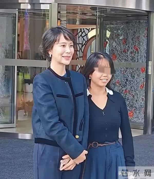 47岁海清烫头出席活动 身姿挺拔 笑容有亲和力 发型老气 没有直发好看