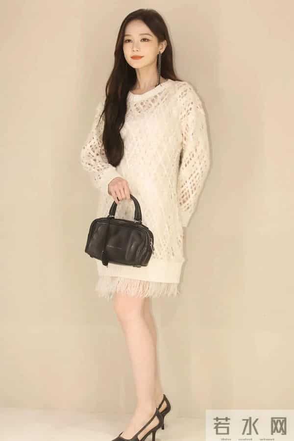 李一桐身穿白色镂空针织套衫搭高跟鞋，瞬间打造“奶棒腿”太美了